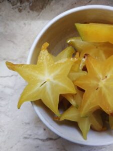 Fatias de carambola amarela em uma tigela branca