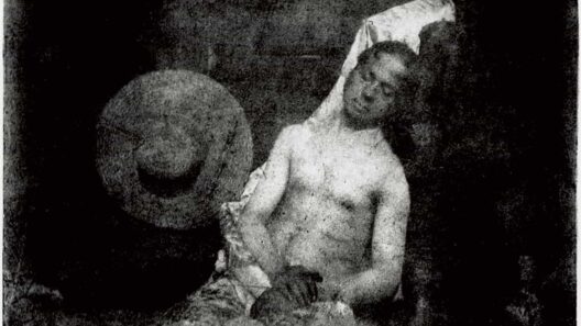 Homem sem camisa inclinado contra uma parede com os olhos fechados, em uma fotografia antiga e granulada