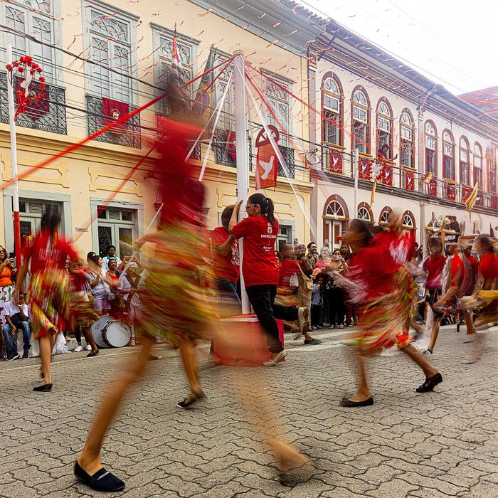 Dançarinos em vermelho
