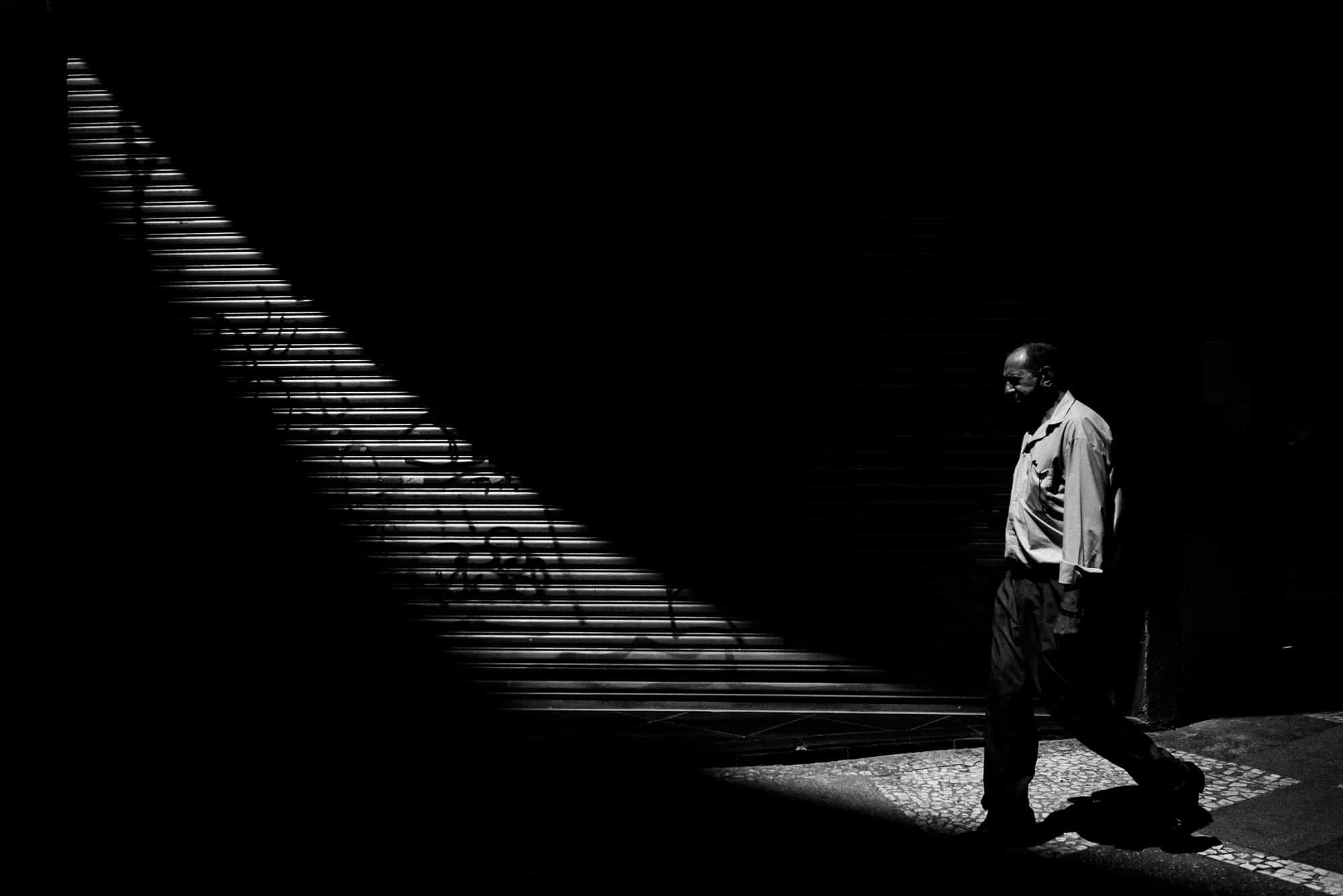 Retrato em preto e branco do fotógrafo Ale Ruaro