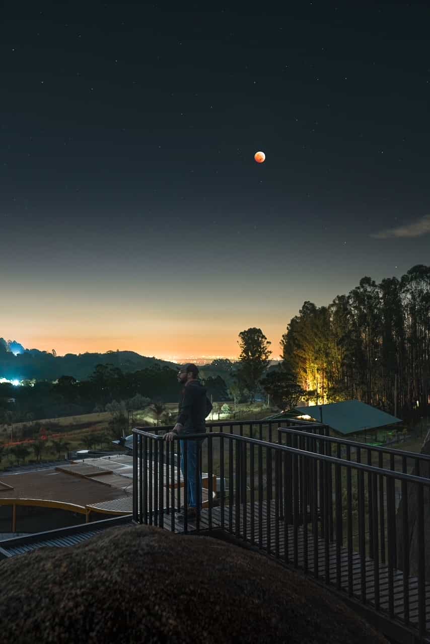Fotógrafos com tripés observando e registrando o eclipse lunar de 2025