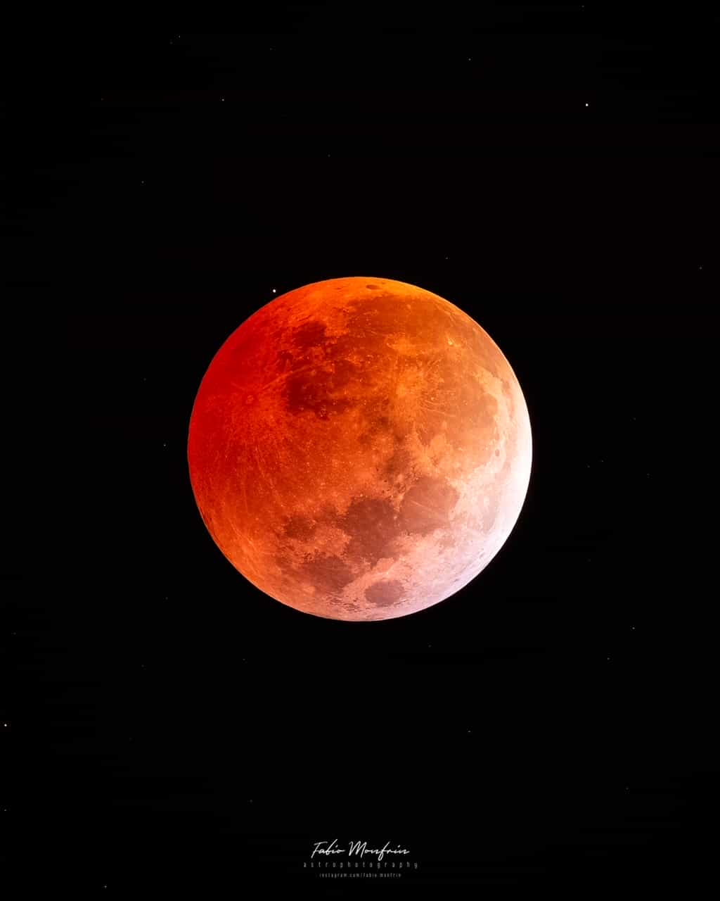 Lua avermelhada durante a totalidade de um eclipse lunar